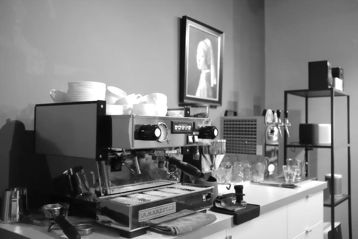 Espresso in de luisterruimte van Audiohuis Delft