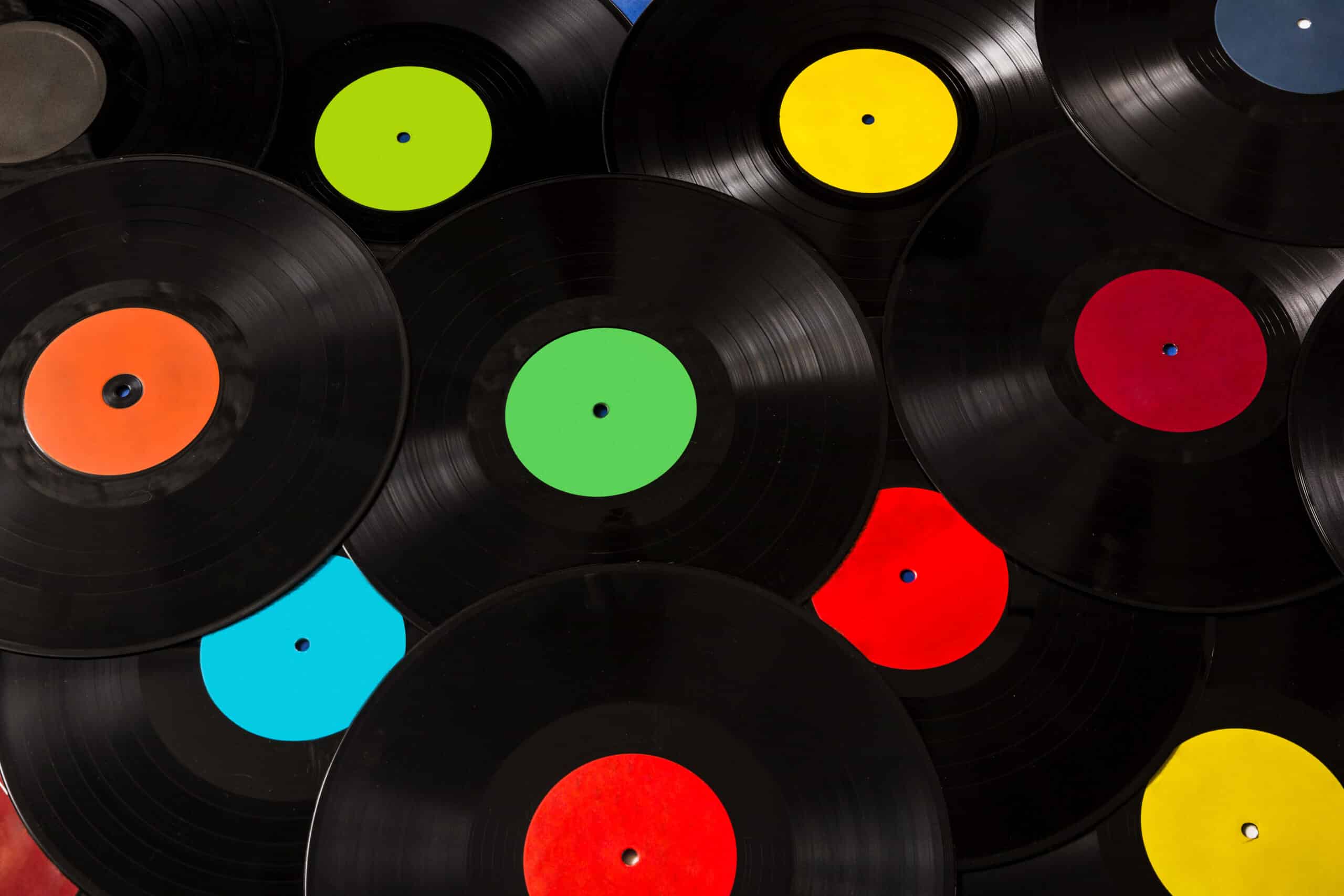 Platenspelers, waar te beginnen?! 1 many colorful black vinyl records scaled